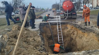 Провалля посеред дороги: у Луцьку на Карпенка-Карого латають каналізаційну трубу Провалля посеред дороги: у Луцьку на Карпенка-Карого латають каналізаційну трубу