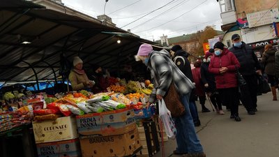 Погляд покупця: як "карантинить" центральний ринок Рівного, якщо прийти без камер Погляд покупця: як "карантинить" центральний ринок Рівного, якщо прийти без камер