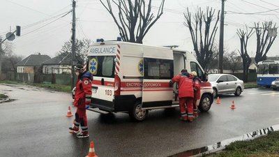 Не пропустив швидку: у Черкасах пішохід потрапив під колеса автівки медиків