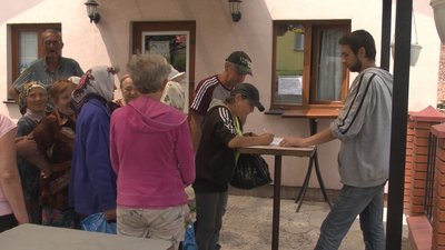 Люди записуються на безкоштовний обід