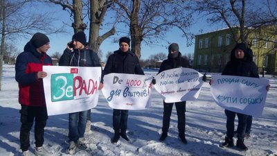 На Кіровоградщині з плакатами зустрічають нардепа від "Слуги народу"