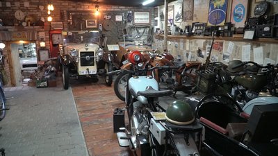 Родина із Дніпра зібрала близько 80 одиниць техніки минулого століття Родина із Дніпра зібрала близько 80 одиниць техніки минулого століття