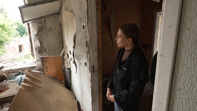 Анна Чугай показує зруйноване житло Анна Чугай показує зруйноване житло