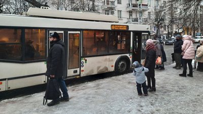 Травми, стан доріг і тротуарів, рух громадського транспорту. Наслідки ожеледиці у Кропивницькому Травми, стан доріг і тротуарів, рух громадського транспорту. Наслідки ожеледиці у Кропивницькому