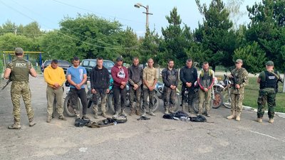 "Їздили на мотоциклах біля кордону з Румунією". На Буковині затримали 9 чоловіків