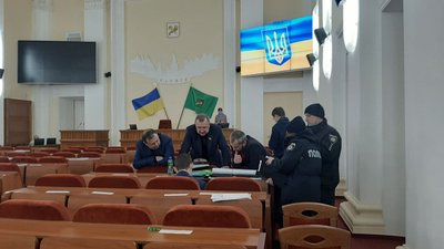 У Харківській міськраді напали на депутатів "Партії Шарія" — відео У Харківській міськраді напали на депутатів "Партії Шарія" — відео