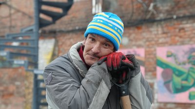 Працював у посольсьві Кувейту та знає вісім мов. Історія сумського двірника