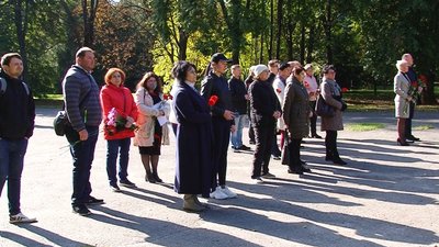 Покладання квітів до "Скорботної матері" у Полтаві Покладання квітів до "Скорботної матері" у Полтаві