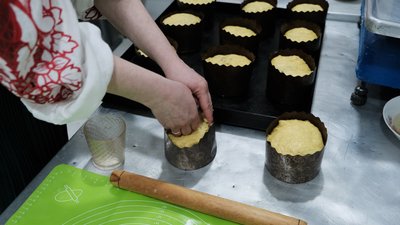 У Чернівцях у їдальні школи №4 випікали великодні паски для військових ЗСУ У Чернівцях у їдальні школи №4 випікали великодні паски для військових ЗСУ
