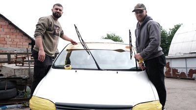 Зі звичайних машин майстри роблять бойові військові автівки Зі звичайних машин майстри роблять бойові військові автівки