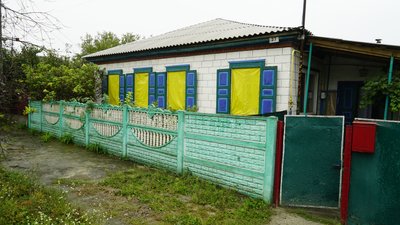 Живе і навчає дітей в літній кухні:
історія вчительки з розбитою хатою на Харківщині Живе і навчає дітей в літній кухні:
історія вчительки з розбитою хатою на Харківщині