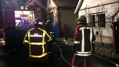 Під час пожежі у Хусті закарпатські вогнеборці врятували власника будинку