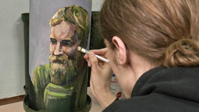 Волинські студенти розмальовують тубуси від снарядів до благодійного аукціону Волинські студенти розмальовують тубуси від снарядів до благодійного аукціону