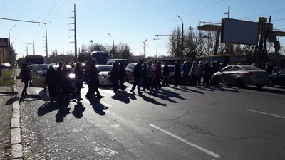 Жителі 109-го мікрорайону Полтави перекривали дорогу Жителі 109-го мікрорайону Полтави перекривали дорогу