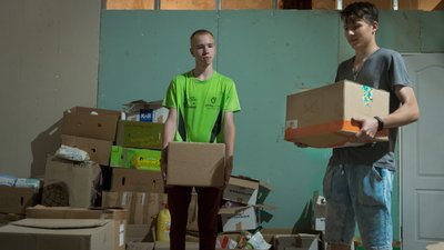 Готують цукати на фронт та розбирають речі для переселенців. У Дніпрі діти допомагають у волонтерському центрі Готують цукати на фронт та розбирають речі для переселенців. У Дніпрі діти допомагають у волонтерському центрі