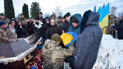 На Чернігівщині поховали двох військових, які загинули під час заходу російської ДРГ На Чернігівщині поховали двох військових, які загинули під час заходу російської ДРГ