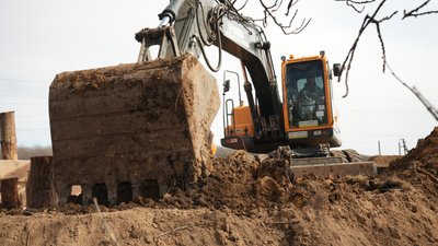 “Гроші є, техніка є, не вистачає трішки часу”. Як триває будівництво фортифікацій на Сумщині