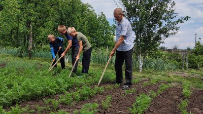 Сім’я на городі Сім’я на городі