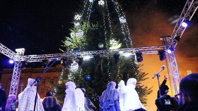 Ялинка-оберіг, найдорожча в Україні та скромна воєнна: як змінювалися новорічні дерева у Черкасах Ялинка-оберіг, найдорожча в Україні та скромна воєнна: як змінювалися новорічні дерева у Черкасах