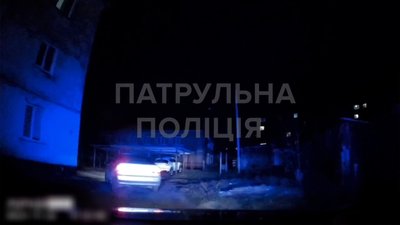 Проїхав на червоний сигнал світлофора та ледь не збив людей: у Чернігові затримали водія BMW Проїхав на червоний сигнал світлофора та ледь не збив людей: у Чернігові затримали водія BMW