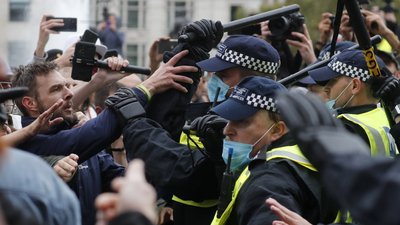 У Лондоні під час протестів проти карантину сталися сутички з поліцією У Лондоні під час протестів проти карантину сталися сутички з поліцією