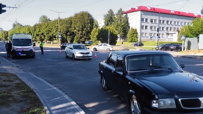 Вибіг на дорогу раптово: у Луцьку семирічний хлопчик потрапив під колеса авто Вибіг на дорогу раптово: у Луцьку семирічний хлопчик потрапив під колеса авто