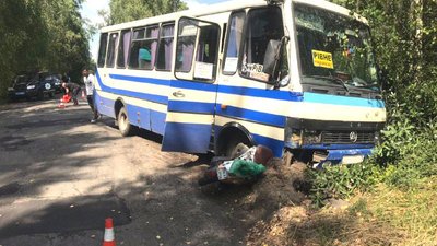 На Рівненщині в аварії з рейсовим автобусом загинув водій скутера