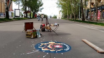 Виокремлене митцем місце обстрілу на вулиці Соборній Виокремлене митцем місце обстрілу на вулиці Соборній