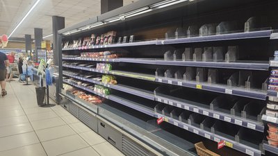 Пусті полиці у супермаркеті у Харкові