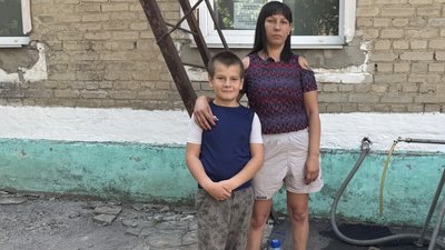 Переселенка з Білозерського Юлія з сином, Новодонецьке Донецька область