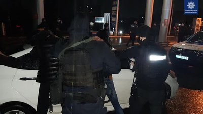 У Мукачеві затримали п'ятьох озброєних чоловіків У Мукачеві затримали п'ятьох озброєних чоловіків