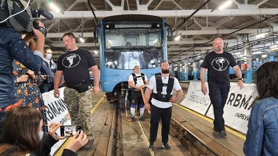 У Києві встановили рекорд з перетягування потягу метро на 20 метрів