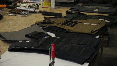 Волонтери із Дніпра виготовляють бронежилети для військовослужбовців ЗСУ Волонтери із Дніпра виготовляють бронежилети для військовослужбовців ЗСУ