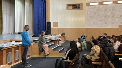 Працюватимуть у громадах: у Перещепиному та Магдалинівці розповіли про розбудову гіперлокальної мережі журналістів