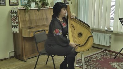 Тріо бандуристок з Луцька гастролювали закордоном та збирали гроші для ЗСУ Тріо бандуристок з Луцька гастролювали закордоном та збирали гроші для ЗСУ