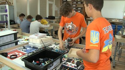Черкаські школярі, які перемогли в боях роботів-сумоїстів, готуються до нових змагань