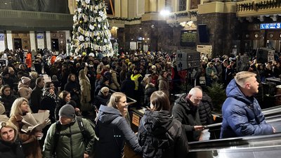 На столичному вокзалі влаштували різдвяний перформанс