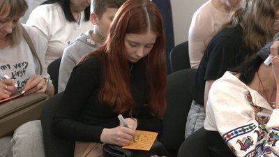 У черкаському психологічному центрі діти пишуть побажання на папері