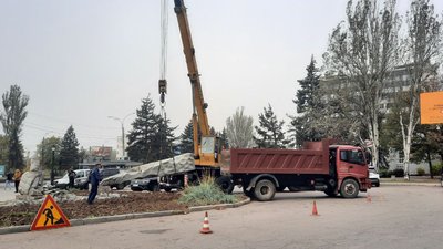 У Запоріжжі демонтували пам'ятник російському поету Пушкіну У Запоріжжі демонтували пам'ятник російському поету Пушкіну