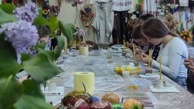 Писанка як магія і подарунок: для студентів житомирського університету влаштували майстер-клас із писанкарства Писанка як магія і подарунок: для студентів житомирського університету влаштували майстер-клас із писанкарства