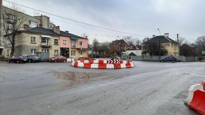 На перетині вулиць у Тернополі встановили транспортне кільце На перетині вулиць у Тернополі встановили транспортне кільце