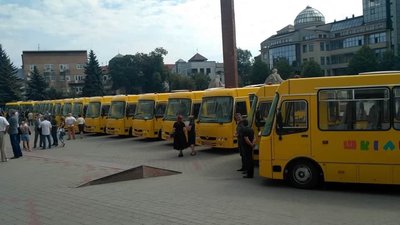 Прикарпатські школи отримали 19 автобусів Прикарпатські школи отримали 19 автобусів