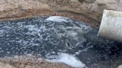 Труба зі стоками на пляжі у Маріуполі