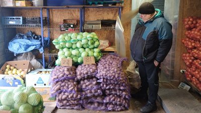 Підприємець Олександр Коробко продає картоплю на ринку