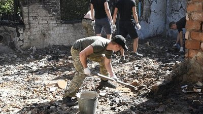 Курсанти з Одеси допомагають розбирати згарища на Луганщині Курсанти з Одеси допомагають розбирати згарища на Луганщині