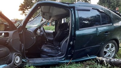 У Кропивницькому автомобіль в'їхав у труби опалення. Є травмована У Кропивницькому автомобіль в'їхав у труби опалення. Є травмована