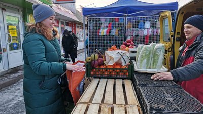 На ринку покупці часто приходять зі своїми пакетами На ринку покупці часто приходять зі своїми пакетами