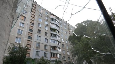 Промислові альпіністи у Харкові закривають вибиті через війну вікна Промислові альпіністи у Харкові закривають вибиті через війну вікна