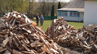 "Це важко": у селах на Волині господарюють самі жінки, майже усі чоловіки воюють "Це важко": у селах на Волині господарюють самі жінки, майже усі чоловіки воюють