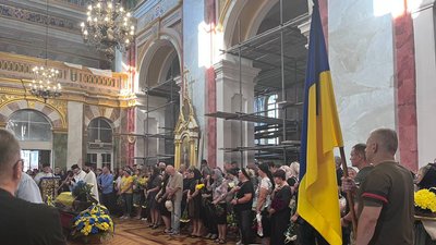 "Був людиною, яка вела за собою": у Луцьку попрощалися з 32-річним командиром відділення Сергієм Черленюком "Був людиною, яка вела за собою": у Луцьку попрощалися з 32-річним командиром відділення Сергієм Черленюком